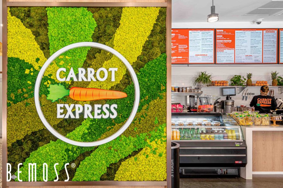 obchod s nápisom carrot express na stene a výstavou jedla na stene za ním machovy obraz, stabilizovany mach, machová stena, machová dekorácia